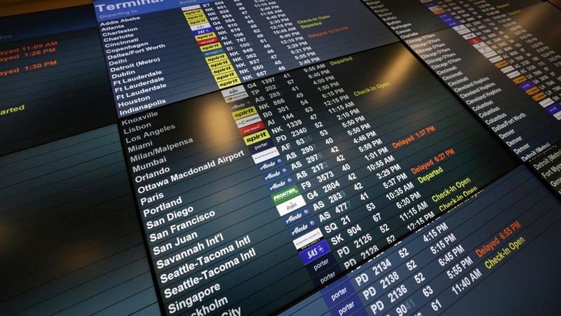 Orang-orang berjalan di Terminal 5 Bandara Internasional Heathrow, sehari setelah kebakaran di gardu listrik di dekatnya yang memutus aliran listrik di bandara, dekat London, Inggris, 22 Maret 2025. (REUTERS/Isabel Infantes)