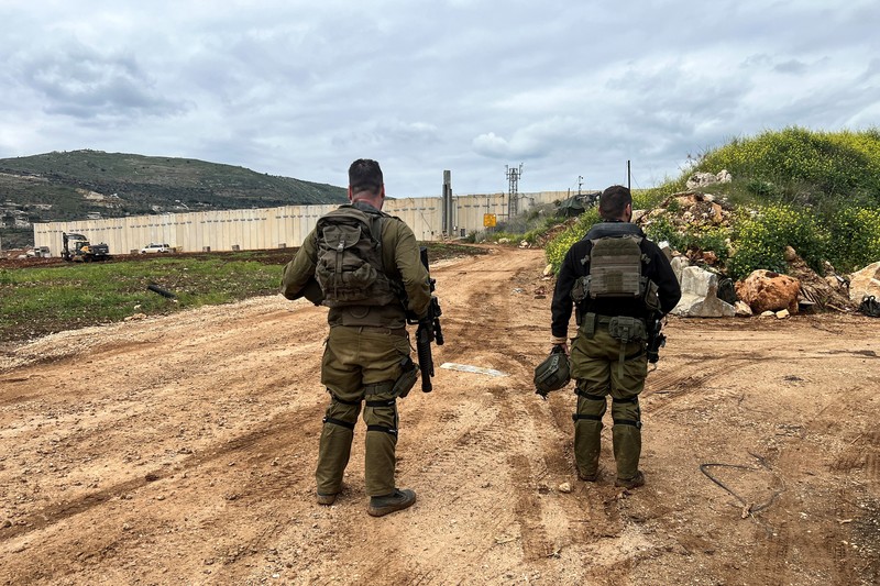 Asap mengepul dari Jabal al-Rihan, menyusul serangan Israel sebagai respons terhadap tembakan roket lintas perbatasan, seperti yang terlihat dari Marjayoun, di Lebanon selatan, 22 Maret 2025. (REUTERS/Karamallah Daher)