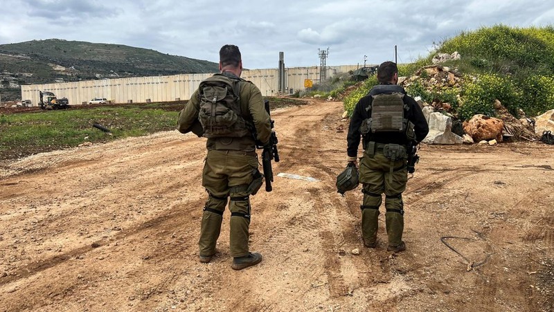 Asap mengepul dari Jabal al-Rihan, menyusul serangan Israel sebagai respons terhadap tembakan roket lintas perbatasan, seperti yang terlihat dari Marjayoun, di Lebanon selatan, 22 Maret 2025. (REUTERS/Karamallah Daher)