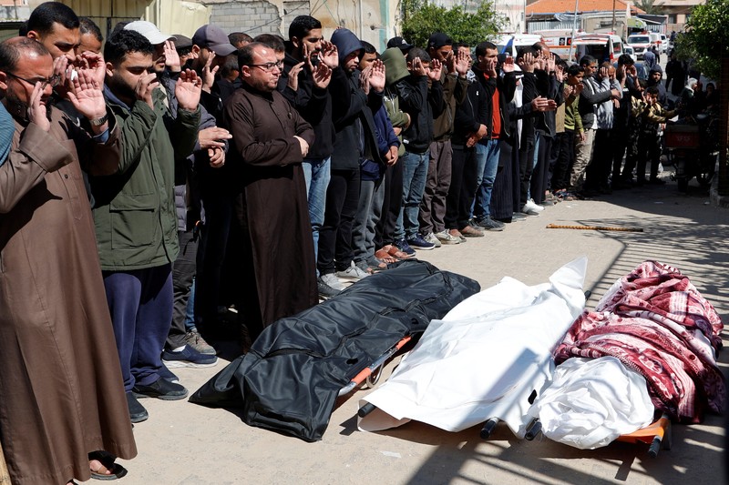 Warga Palestina menghadiri pemakaman pemimpin politik Hamas Salah al-Bardaweel dan istrinya, yang tewas dalam serangan Israel di tenda perlindungan mereka, di Khan Younis di Jalur Gaza selatan, 23 Maret 2025. (REUTERS/Hatem Khaled)