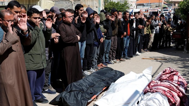 Warga Palestina menghadiri pemakaman pemimpin politik Hamas Salah al-Bardaweel dan istrinya, yang tewas dalam serangan Israel di tenda perlindungan mereka, di Khan Younis di Jalur Gaza selatan, 23 Maret 2025. (REUTERS/Hatem Khaled)