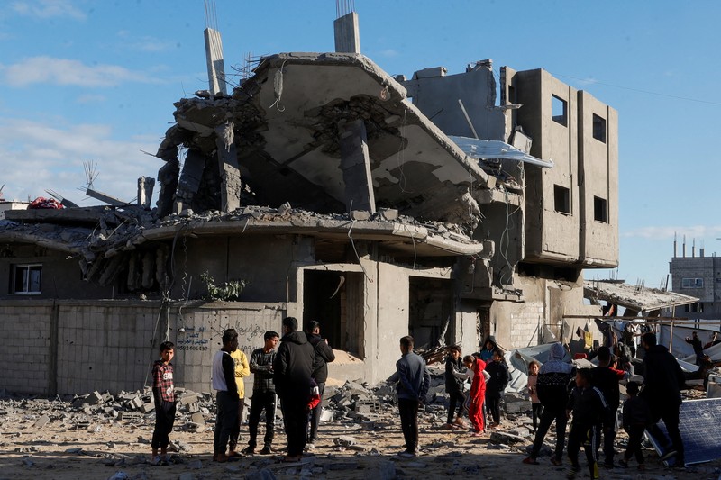Warga Palestina menghadiri pemakaman pemimpin politik Hamas Salah al-Bardaweel dan istrinya, yang tewas dalam serangan Israel di tenda perlindungan mereka, di Khan Younis di Jalur Gaza selatan, 23 Maret 2025. (REUTERS/Hatem Khaled)