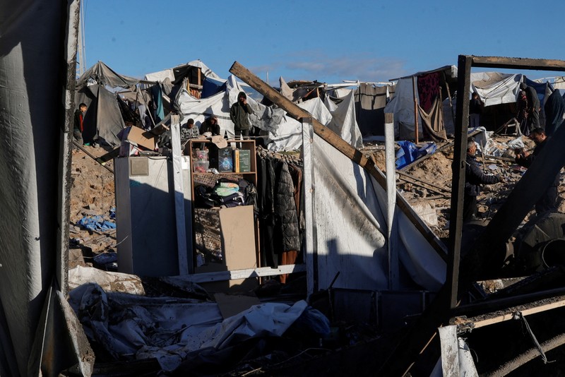 Warga Palestina menghadiri pemakaman pemimpin politik Hamas Salah al-Bardaweel dan istrinya, yang tewas dalam serangan Israel di tenda perlindungan mereka, di Khan Younis di Jalur Gaza selatan, 23 Maret 2025. (REUTERS/Hatem Khaled)