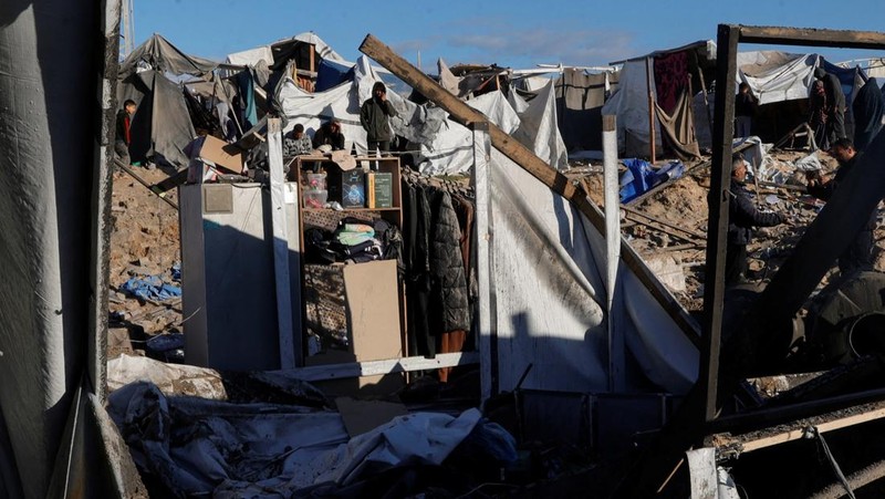 Warga Palestina menghadiri pemakaman pemimpin politik Hamas Salah al-Bardaweel dan istrinya, yang tewas dalam serangan Israel di tenda perlindungan mereka, di Khan Younis di Jalur Gaza selatan, 23 Maret 2025. (REUTERS/Hatem Khaled)