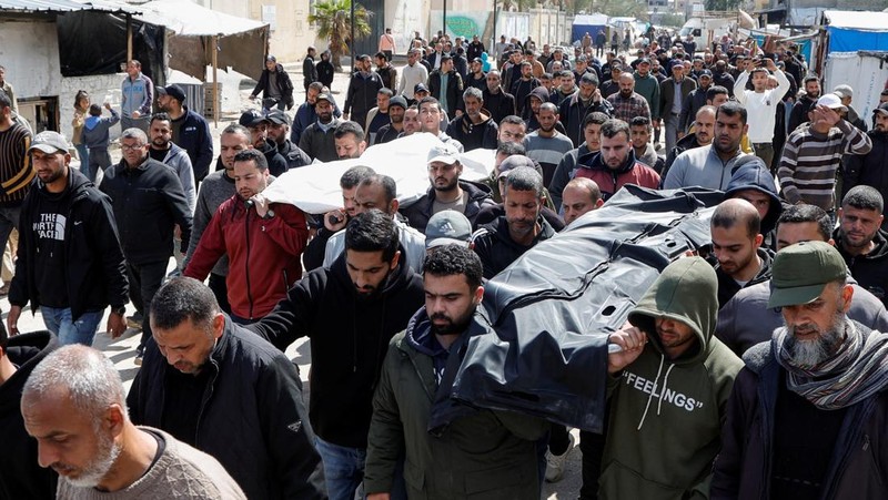 Warga Palestina menghadiri pemakaman pemimpin politik Hamas Salah al-Bardaweel dan istrinya, yang tewas dalam serangan Israel di tenda perlindungan mereka, di Khan Younis di Jalur Gaza selatan, 23 Maret 2025. (REUTERS/Hatem Khaled)