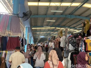 Jelang Lebaran, Warga Mulai Padati Pasar Tanah Abang