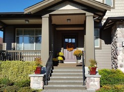 5 Inspirasi Dekorasi Tangga Depan Rumah yang Ciamik 5 Inspirasi Dekorasi Tangga Depan Rumah yang Ciamik