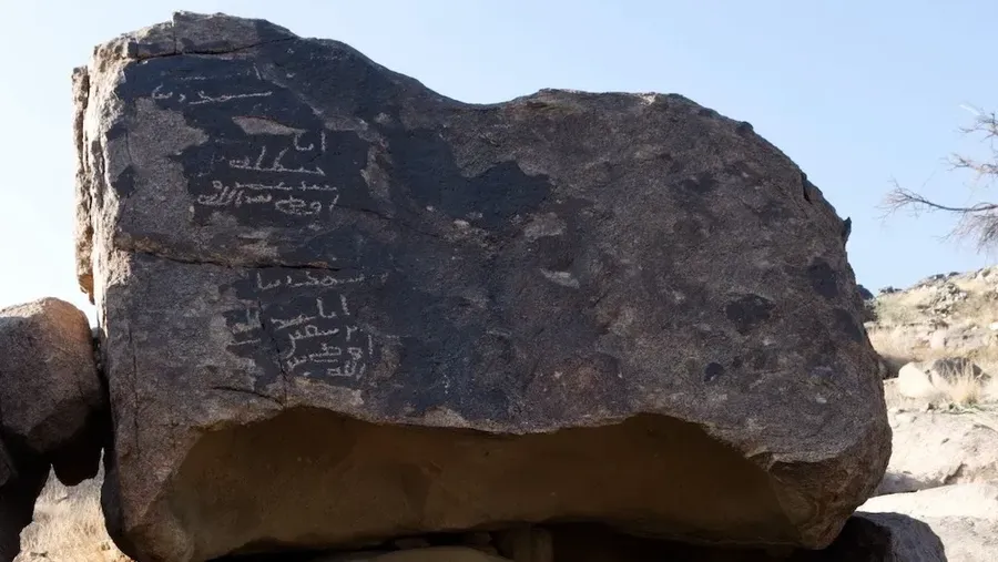 Batu besar dengan dua prasasti Paleo-Arab. Prasasti paling atas kemungkinan diukir oleh Ḥanẓalah bin Abī ʿĀmir, seorang sahabat Muhammad. (Dok. Proyek Survei Epigrafi Taif-Mekkah, Pusat Penelitian dan Studi Islam Raja Faisal, yang dipimpin oleh Ahmad Al-Jallad dan Hythem Sidky)