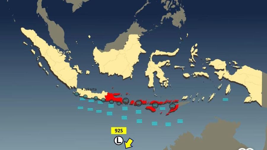 Bibit Siklon Tropis 92S terpantau berada di Samudra Hindia sebelah selatan Jawa Timur, dengan kecepatan angin maksimum 25 knot ( 46 km/jam) dengan tekanan minimum 1005 hPa, dan berada di dalam wilayah pemantauan TCWC Jakarta. (Dok. BMKG)