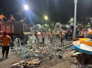 Pemkot Surabaya Perbaiki Fasum yang Rusak Usai Demo Tolak UU TNI
