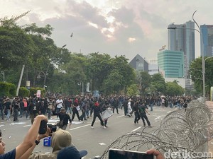 Demo Tolak UU TNI Memanas hingga Fasilitas di Grahadi Rusak