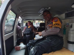 Demo Tolak UU TNI di Surabaya, Sejumlah Polisi Terluka Terkena Batu-Petasan
