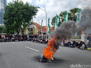 Kecewa Pengesahan UU TNI, Massa Pendemo di Surabaya Lempar Sepatu