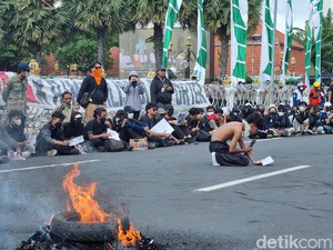 Aksi Teatrikal Tolak UU TNI di Grahadi, Massa Bergantian Baca Puisi Widji Tukul