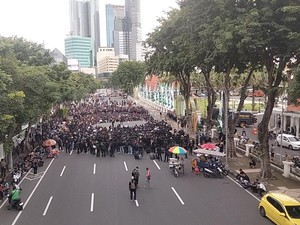 Pendemo Tolak UU TNI Duduki Jalan Depan Grahadi, Jalanan Surabaya Macet
