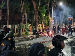 Kembali Beraksi, Pendemo Tolak UU TNI Dipukul Mundur hingga Alun-alun Surabaya