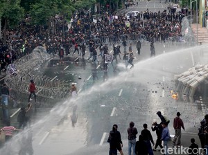 Video: Demo Tolak UU TNI di Surabaya Ricuh, Polisi Semprotkan Water Cannon