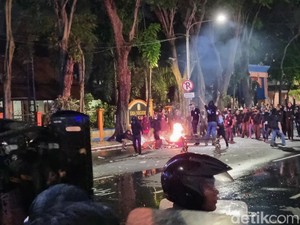 Pendemo Tolak UU TNI Bakar Water Barrier di Depan SMAN 6 Surabaya