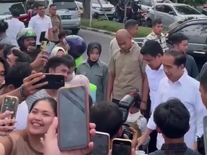Datang ke Medan, Jokowi Berburu Takjil di Depan USU