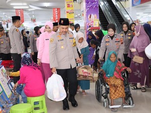 Kapolres Grobogan Ajak Lansia Belanja Kebutuhan Lebaran