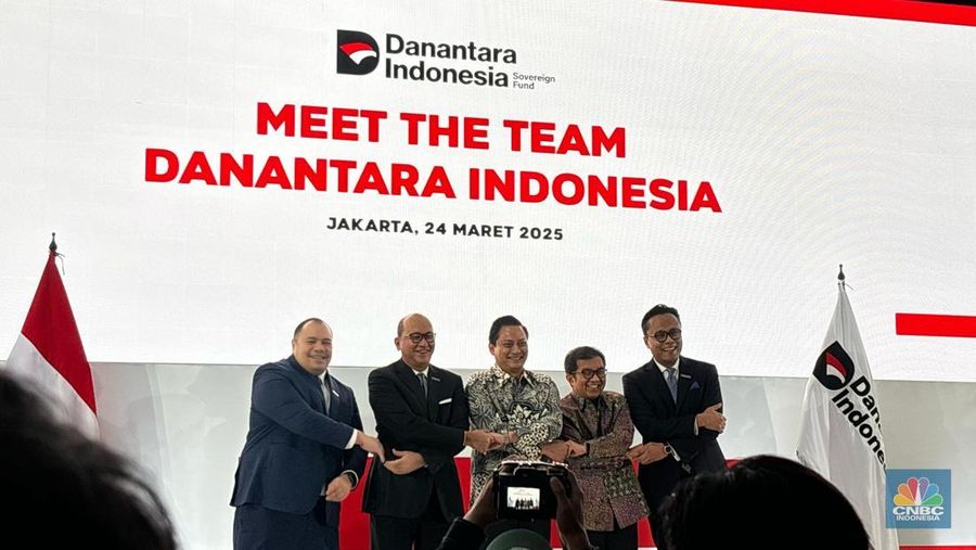 Kepala Badan Pengelola Investasi Daya Anagata Nusantara Rosan Perkasa Roeslani mengumumkan struktur kelembagaan Badan Pengelola Investasi (BPI) Daya Anagata Nusantara (Danantara Indonesia). (CNBC Indonesia/Mentari Puspadini)