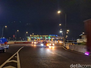 Suasana Malam di GT Cileunyi Bandung, Pemudik Mulai Ramai