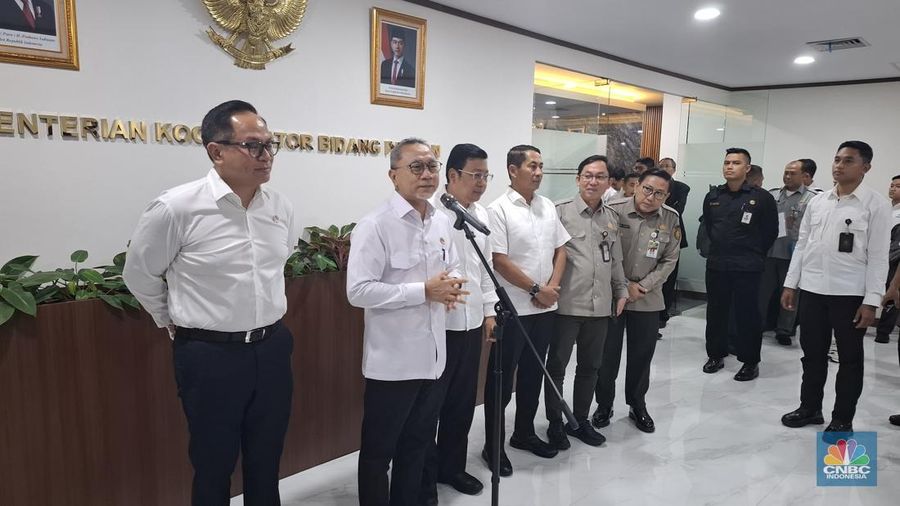 Konferensi Pers Rakortas terkait penugasan dan penyerapan jagung oleh Bulog, (dari kiri) Wamen BUMN Kartika Wirjoatmodjo, Menko Pangan Zulkifli Hasan, Kepala Bapanas Arief Prasetyo Hadi dan Dirut Perum Bulog Mayjen Novi Helmy Prasetya di Jakarta, Senin (24/3/2025). (CNBC Indonesia/Chandra Dwi Pranata)