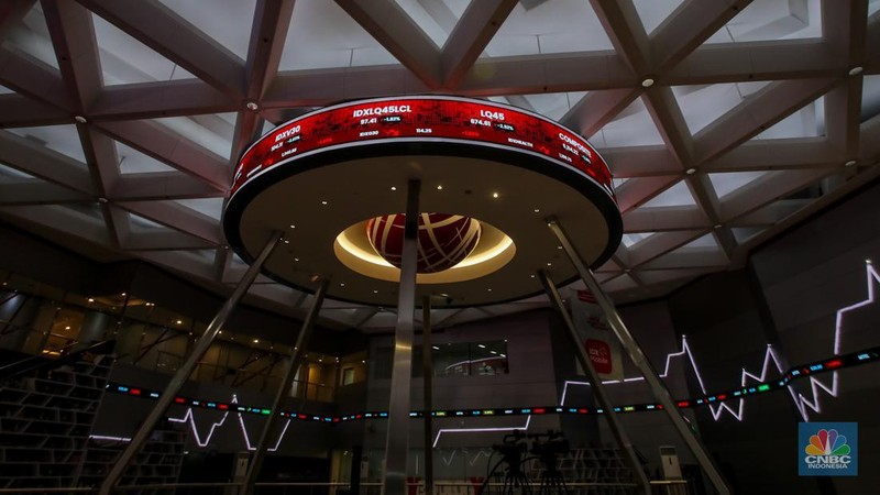 Layar menampilkan pergerakan Indeks Harga Saham Gabungan (IHSG) di Gedung Bursa Efek Indonesia (BEI), Jakarta, Senin (24/3/2025). (CNBC Indonesia/Faisal Rahman)