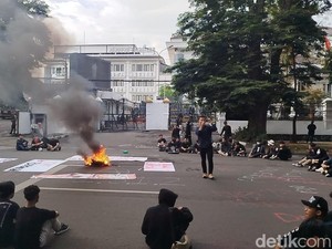 Mahasiswa Bandung Demo di Depan DPRD Jabar Minta UU TNI Dicabut