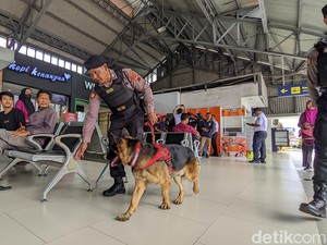 Anjing Pelacak Polrestabes Semarang Dikerahkan Sterilisasi Stasiun Tawang