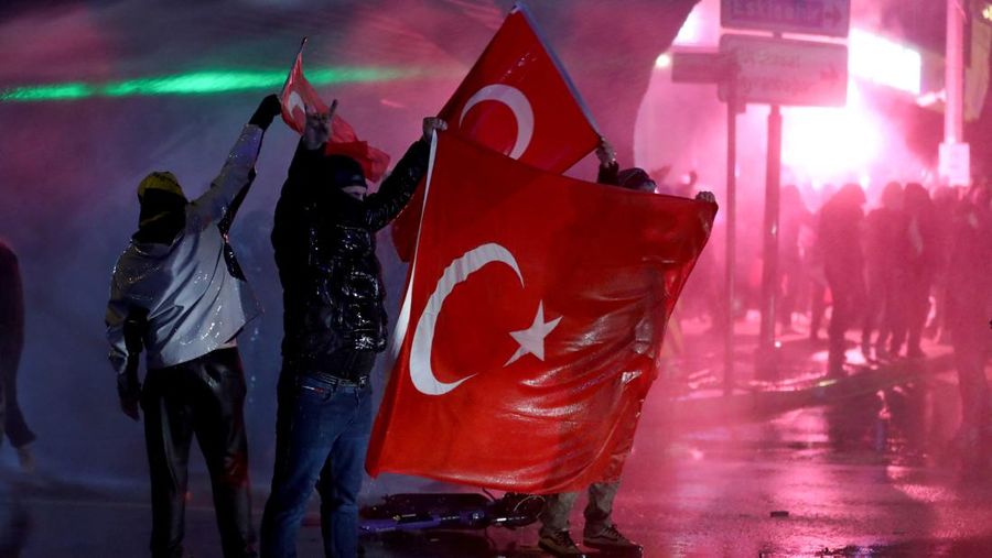 Orang-orang yang membawa bendera Turki ikut serta dalam aksi protes pada hari Wali Kota Istanbul Ekrem Imamoglu dipenjara sebagai bagian dari penyelidikan korupsi, di Ankara, Turki, 23 Maret 2025. (REUTERS/Cagla Gurdogan)