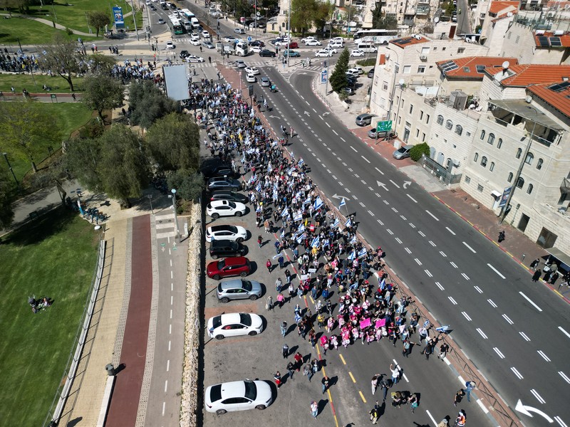 Pemandangan drone menunjukkan protes terhadap langkah pemerintah Israel memecat Jaksa Agung Gali Baharav Miara dan pemecatan kepala badan keamanan, Ronen Bar, di Yerusalem, 23 Maret 2025. (REUTERS/Ilan Rosenberg) Pemandangan drone menunjukkan protes terhadap langkah pemerintah Israel memecat Jaksa Agung Gali Baharav Miara dan pemecatan kepala badan keamanan, Ronen Bar, di Yerusalem, 23 Maret 2025. (REUTERS/Ilan Rosenberg)