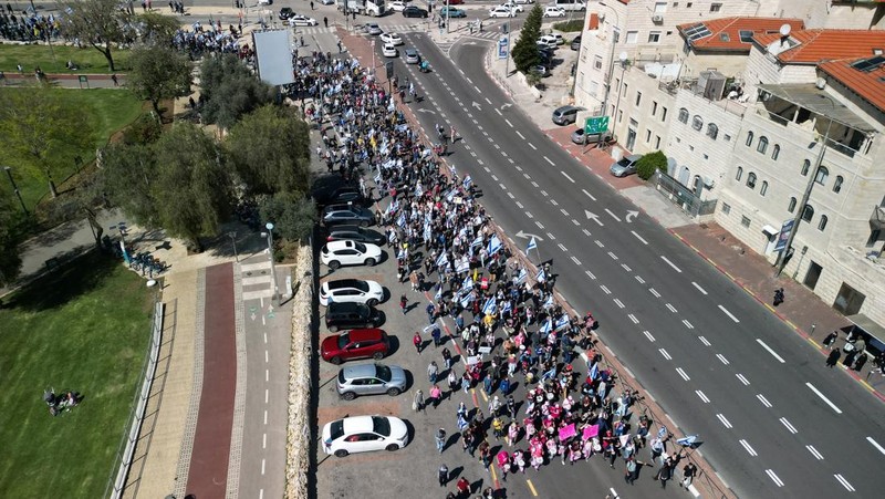 Pemandangan drone menunjukkan protes terhadap langkah pemerintah Israel memecat Jaksa Agung Gali Baharav Miara dan pemecatan kepala badan keamanan, Ronen Bar, di Yerusalem, 23 Maret 2025. (REUTERS/Ilan Rosenberg)
