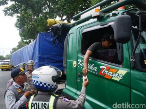 Polisi Tindak 10 Truk di Jombang yang Langgar Pembatasan Angkutan Barang