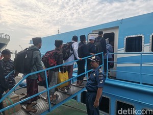 Pemudik Tujuan Bawean Mulai Padati Pelabuhan Gresik