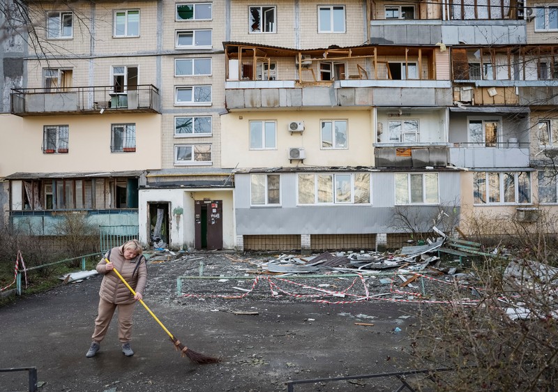 Seorang petugas pemadam kebakaran bekerja di lokasi gedung apartemen yang terkena serangan pesawat nirawak Rusia, di tengah serangan Rusia terhadap Ukraina, di Kyiv, Ukraina, 23 Maret 2025. (via REUTERS/STATE EMERGENCY SERVICE OF UKRAI)
