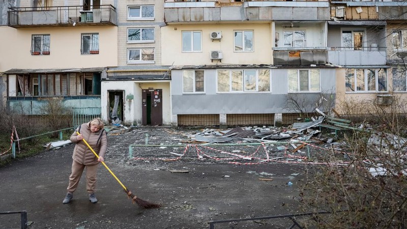 Seorang petugas pemadam kebakaran bekerja di lokasi gedung apartemen yang terkena serangan pesawat nirawak Rusia, di tengah serangan Rusia terhadap Ukraina, di Kyiv, Ukraina, 23 Maret 2025. (via REUTERS/STATE EMERGENCY SERVICE OF UKRAI)