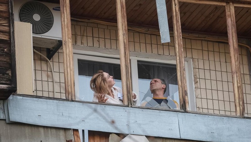 Seorang petugas pemadam kebakaran bekerja di lokasi gedung apartemen yang terkena serangan pesawat nirawak Rusia, di tengah serangan Rusia terhadap Ukraina, di Kyiv, Ukraina, 23 Maret 2025. (via REUTERS/STATE EMERGENCY SERVICE OF UKRAI)