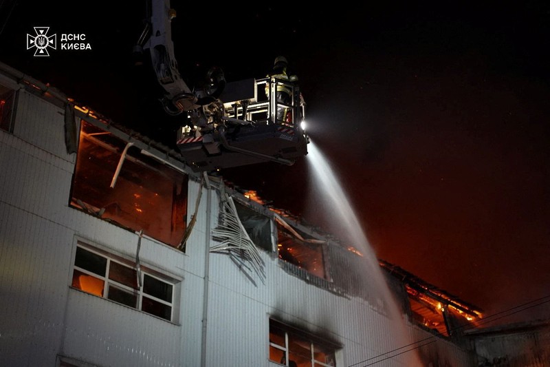 Seorang petugas pemadam kebakaran bekerja di lokasi gedung apartemen yang terkena serangan pesawat nirawak Rusia, di tengah serangan Rusia terhadap Ukraina, di Kyiv, Ukraina, 23 Maret 2025. (via REUTERS/STATE EMERGENCY SERVICE OF UKRAI) Seorang petugas pemadam kebakaran bekerja di lokasi gedung apartemen yang terkena serangan pesawat nirawak Rusia, di tengah serangan Rusia terhadap Ukraina, di Kyiv, Ukraina, 23 Maret 2025. (via REUTERS/STATE EMERGENCY SERVICE OF UKRAI)