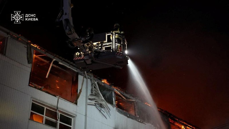 Seorang petugas pemadam kebakaran bekerja di lokasi gedung apartemen yang terkena serangan pesawat nirawak Rusia, di tengah serangan Rusia terhadap Ukraina, di Kyiv, Ukraina, 23 Maret 2025. (via REUTERS/STATE EMERGENCY SERVICE OF UKRAI)