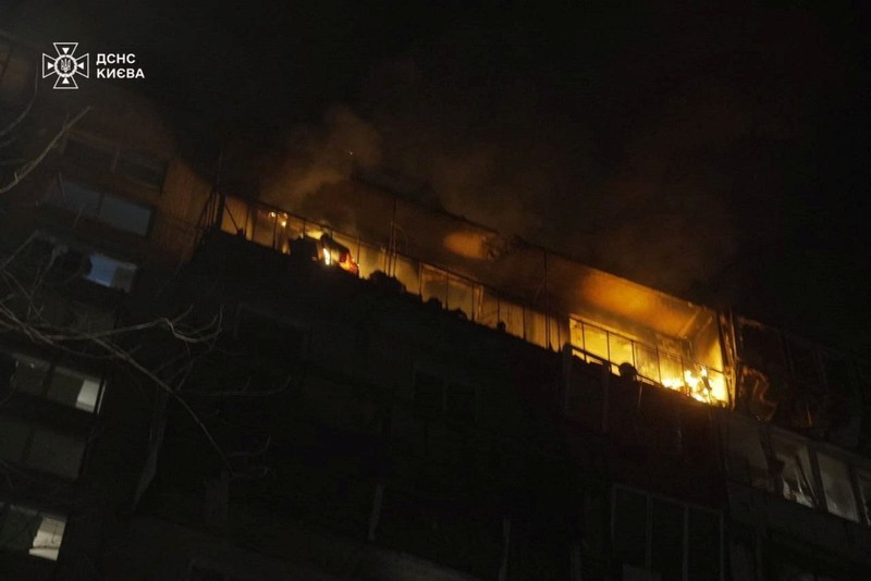 Seorang petugas pemadam kebakaran bekerja di lokasi gedung apartemen yang terkena serangan pesawat nirawak Rusia, di tengah serangan Rusia terhadap Ukraina, di Kyiv, Ukraina, 23 Maret 2025. (via REUTERS/STATE EMERGENCY SERVICE OF UKRAI) Seorang petugas pemadam kebakaran bekerja di lokasi gedung apartemen yang terkena serangan pesawat nirawak Rusia, di tengah serangan Rusia terhadap Ukraina, di Kyiv, Ukraina, 23 Maret 2025. (via REUTERS/STATE EMERGENCY SERVICE OF UKRAI)