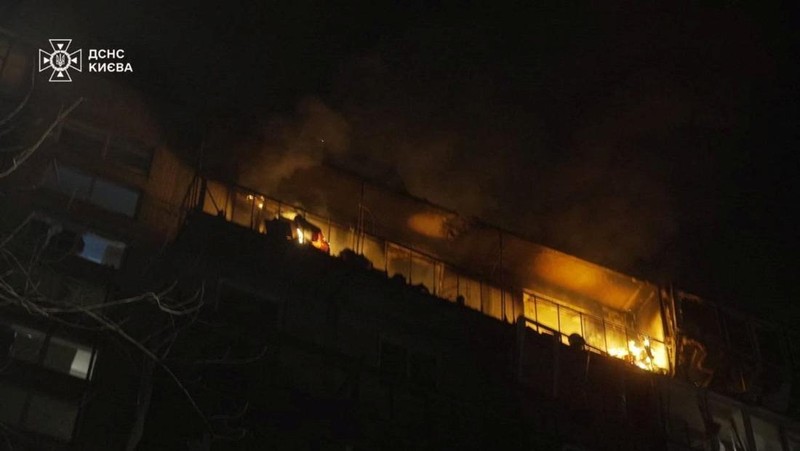Seorang petugas pemadam kebakaran bekerja di lokasi gedung apartemen yang terkena serangan pesawat nirawak Rusia, di tengah serangan Rusia terhadap Ukraina, di Kyiv, Ukraina, 23 Maret 2025. (via REUTERS/STATE EMERGENCY SERVICE OF UKRAI)
