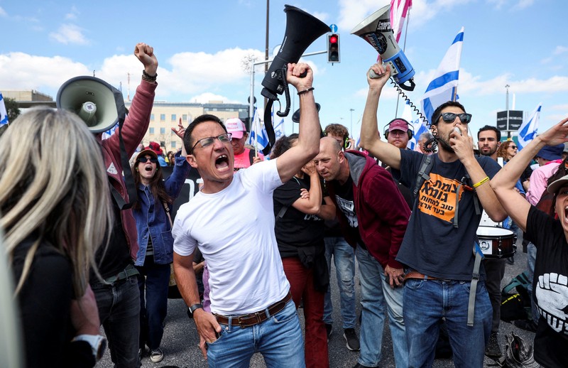 Pemandangan drone menunjukkan protes terhadap langkah pemerintah Israel memecat Jaksa Agung Gali Baharav Miara dan pemecatan kepala badan keamanan, Ronen Bar, di Yerusalem, 23 Maret 2025. (REUTERS/Ilan Rosenberg) Pemandangan drone menunjukkan protes terhadap langkah pemerintah Israel memecat Jaksa Agung Gali Baharav Miara dan pemecatan kepala badan keamanan, Ronen Bar, di Yerusalem, 23 Maret 2025. (REUTERS/Ilan Rosenberg)