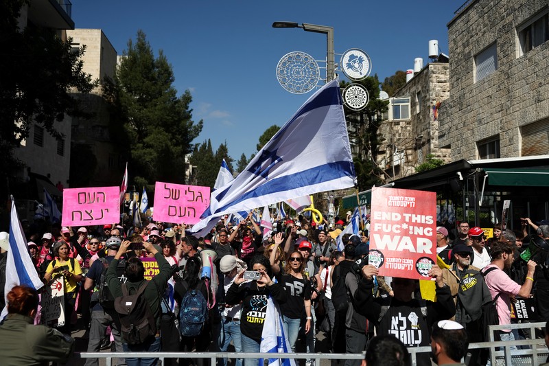 Pemandangan drone menunjukkan protes terhadap langkah pemerintah Israel memecat Jaksa Agung Gali Baharav Miara dan pemecatan kepala badan keamanan, Ronen Bar, di Yerusalem, 23 Maret 2025. (REUTERS/Ilan Rosenberg)