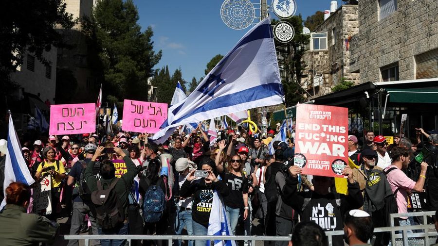 Pemandangan drone menunjukkan protes terhadap langkah pemerintah Israel memecat Jaksa Agung Gali Baharav Miara dan pemecatan kepala badan keamanan, Ronen Bar, di Yerusalem, 23 Maret 2025. (REUTERS/Ilan Rosenberg) Pemandangan drone menunjukkan protes terhadap langkah pemerintah Israel memecat Jaksa Agung Gali Baharav Miara dan pemecatan kepala badan keamanan, Ronen Bar, di Yerusalem, 23 Maret 2025. (REUTERS/Ilan Rosenberg)