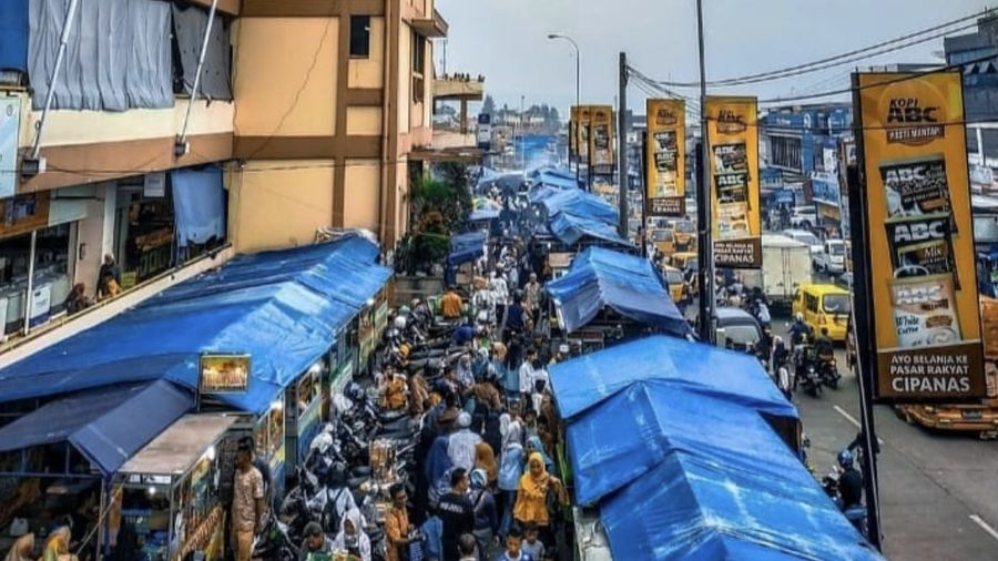 Suasana keramaian arus lalulintas didepan pasar Cipanas, Bogor, Jawa Barat. (Tangkapan layar FB @cipanascity)