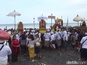 Umat Hindu Suku Tengger Gelar Upacara Melasti di Pantai Selatan Lumajang