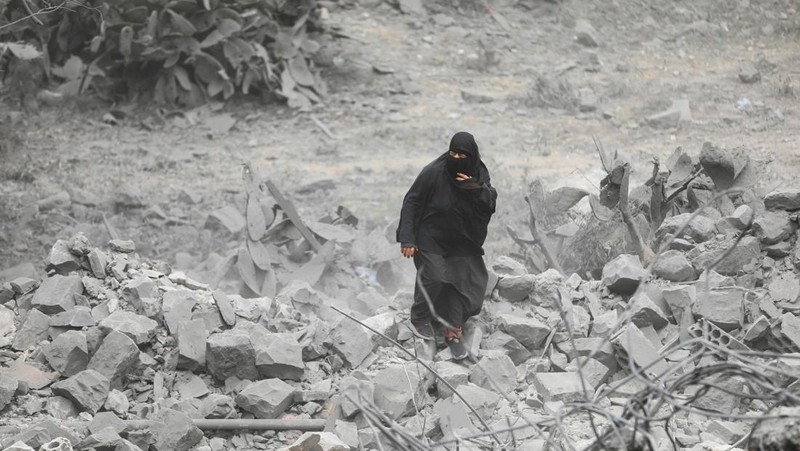 People look at the site of a U.S. strike in Sanaa, Yemen March 24, 2025. REUTERS/Khaled Abdullah