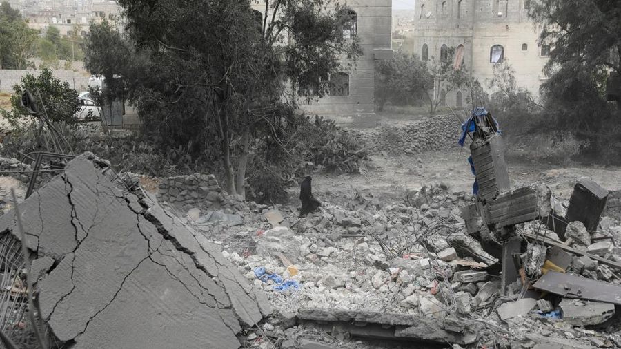 People look at the site of a U.S. strike in Sanaa, Yemen March 24, 2025. REUTERS/Khaled Abdullah