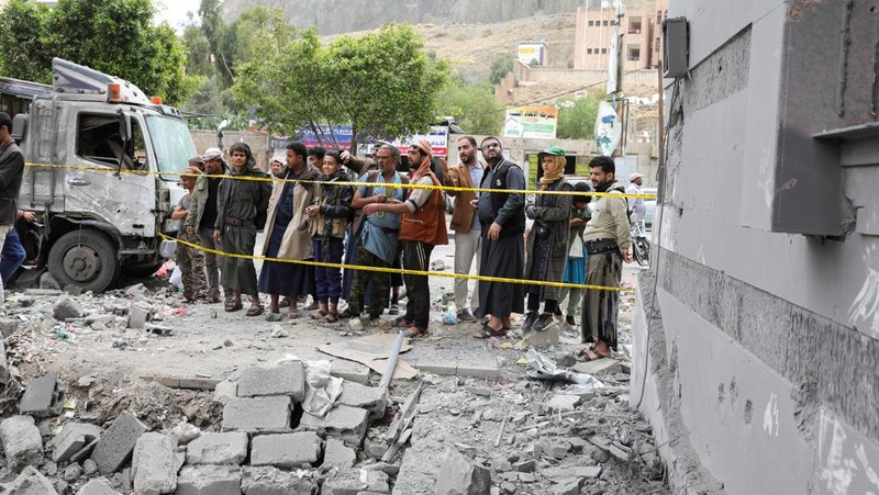 People look at the site of a U.S. strike in Sanaa, Yemen March 24, 2025. REUTERS/Khaled Abdullah